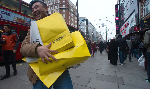 人们从塞尔福里奇百货商场满载而归